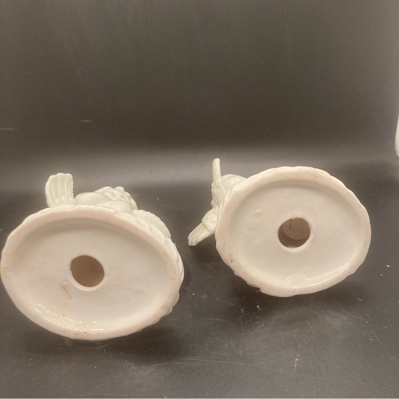 Vntg 5’ porcelain cherub angel figurine candlestick holder set 3.5’ round base - Picture 6 of 11